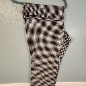 Old Navy Gingham Capri Pants | Black and White | Size 24 Woman's